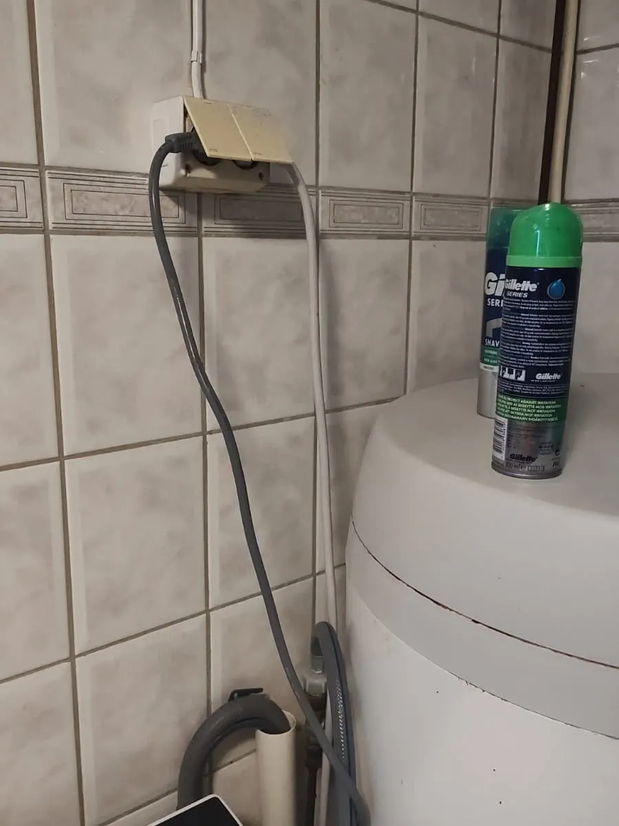 Gammel varmtvannsbereder før bytte: sto på badet i rundt 30 år